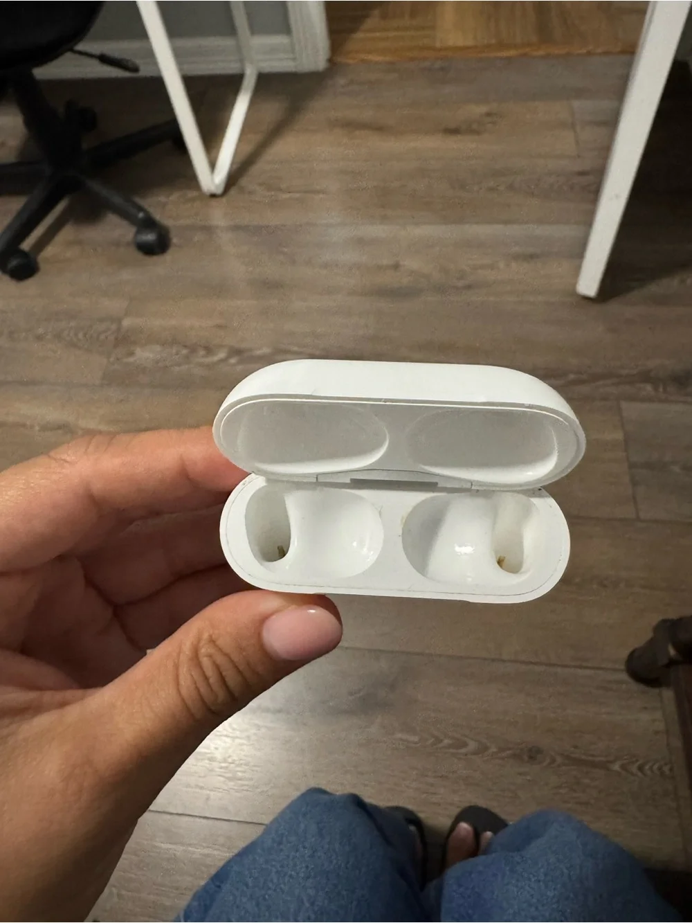 Apple AirPods Pro Wireless Earbuds in White with Charging Case